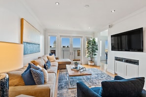 This beautifully remodeled 3 bedroom / 3.5 bath condo in the center of the Village is walking distance to all La Jolla's elite shops and restaurants and steps from La Jolla's own Farmer's Market