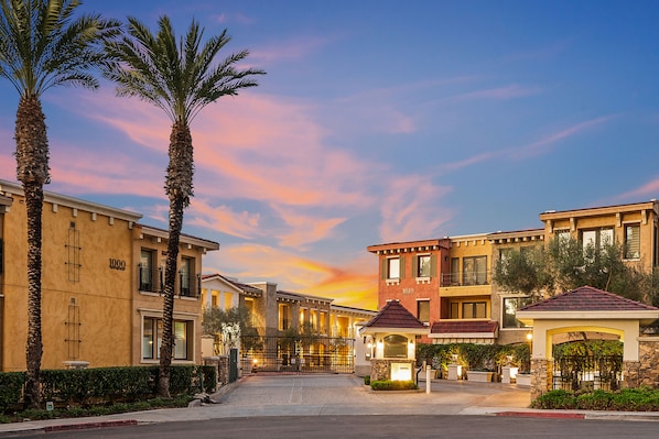 The Montefaro boasts an impressive 90 walk score as shops, markets, cafés, banks and more are all within easy walking distance.