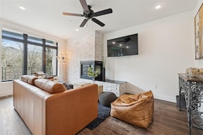 Living Area - River West 924 - Silverthorne Vacation Rental
