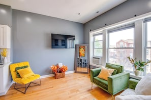 Living Room | Smart TV | Free WiFi | Central A/C & Heating