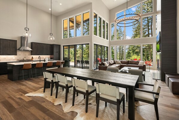 7 Pines Retreat: - Huge great room with a wall of windows and soaring 30' ceilings!