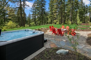 7 Pines Retreat: - Relax in the hot tub as the sun sets over the trees.