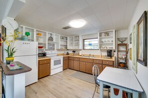 Kitchen | Workstation | Free WiFi | Central Air Conditioning | Single-Story Unit