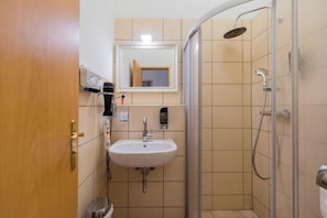 Privates Badezimmer mit Dusche und diversen Extras z.B. Duschgel, Haartrockner etc.