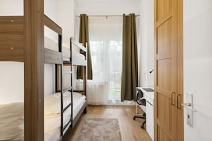Ein bequemes Hochbett für zwei Personen im Schlafzimmer.