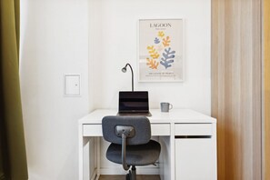 Ein Schreibtisch - perfekt für Home Office oder andere Erledigungen.