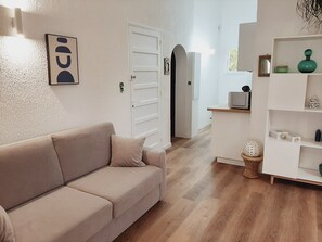 Pièce à vivre, vue sur l'entrée et la cuisine