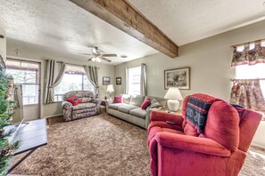 Living Room | Free WiFi | A/C Unit | Smart TV
