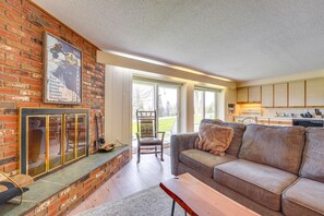 Living Room | Free WiFi | 2 Standing Fans | Electric Heating | Smart TVs | Games