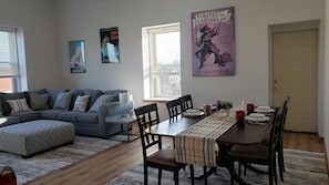 Dining for up to 10 with expandable table