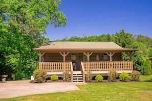 Welcome to Hipster Bear Cabin. Lot's of outdoor seating on the front porch.