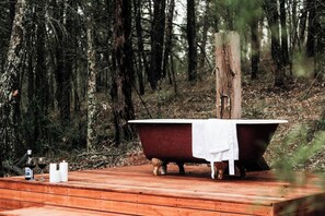 A soak under the stars is romantic and peaceful as you unwind to the sounds of nature.