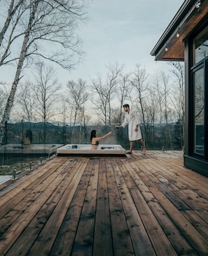 Outdoor spa tub