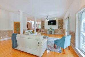 Living Room | Free WiFi | Central A/C