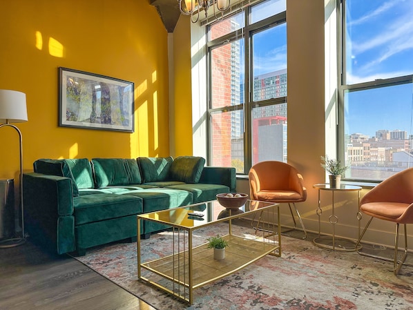 Spacious living room with a lot of daylight and large windows.