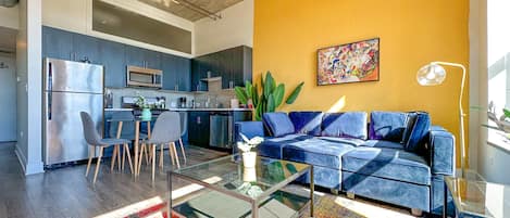Spacious living room with a lot of daylight and large windows.
