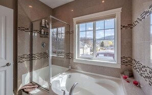 Master ensuite. All soaps provided, even bubble bath! Always squeaky clean too!