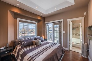 Master King size bed. Clean sheets and towels every stay.