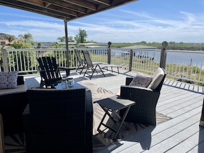 Extensive & unobstructed water and wildlife views. Plenty of seating!