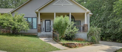 Conyers Vacation Rental | 3BR | 2BA | 5 Steps to Enter | 2,000 Sq Ft