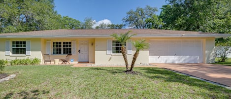Citrus Springs Vacation Rental | 3BR | 2BA | 1 Small Step to Enter | 1,373 Sq Ft