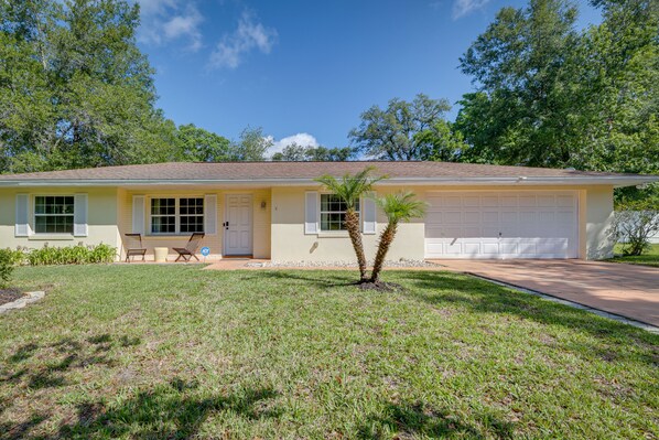 Citrus Springs Vacation Rental | 3BR | 2BA | 1 Small Step to Enter | 1,373 Sq Ft