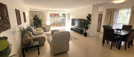 U02 OPEN PLAN LIVING