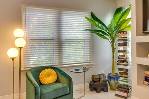 Living Room | Queen Sleeper Sofa | Free WiFi | Central A/C & Heating | Smart TV