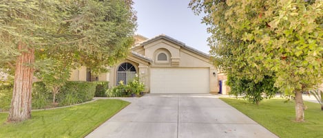 Bakersfield Vacation Rental | 3BR | 2BA | 2,428 Sq Ft | Step-Free Access