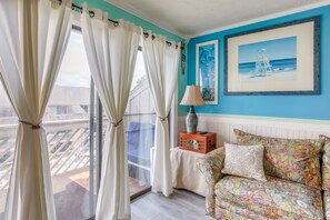 Living Room | Full Sleeper Sofa | Free WiFi | Smart TV | Central A/C