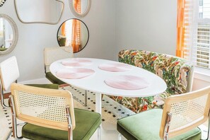 Dining table setup design 