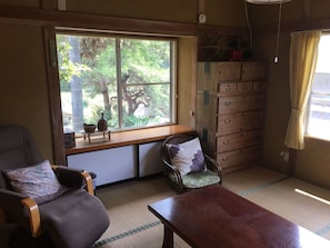 Room ② Japanese-style room with futon.