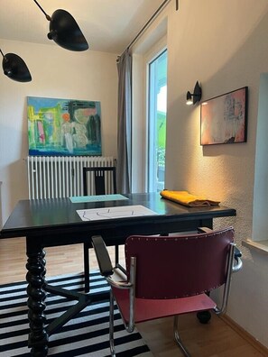 Ferienwohnung 75qm mit Balkon für max. 3 Personen-Tisch-WZ