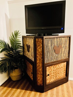 Living Room
Flat screen tv Roku & WiFi