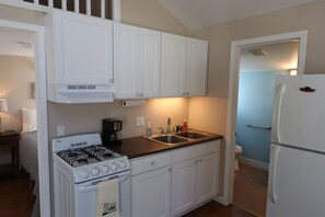 kitchenette w cookware