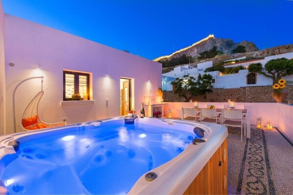 Outdoor spa tub