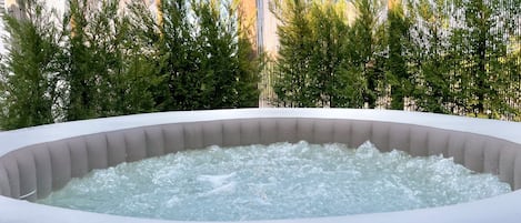 Outdoor spa tub