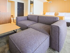・[Premier suite twin example] Spend an elegant time on the large sofa