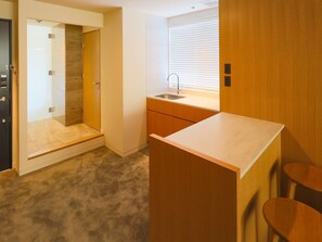 ・[Deluxe twin example] The kitchen, which tends to give off a feeling of daily life, is designed to blend in with the overall atmosphere of the room.