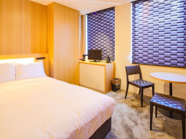 ・[Example of a moderate double] The bed is a double size. We placed the necessary functions on the headboard