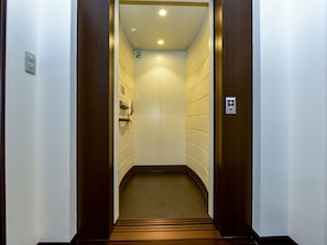 ・[Elevator] Handrails are installed in various places, so people who are worried about their legs can rest assured.