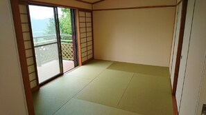 It is a Japanese-style room of 6 tatami mats. Futons for 3 people can be laid out.