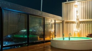 Outdoor spa tub