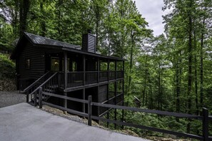 Driveway and entrance to the Piney Ridge Cabin