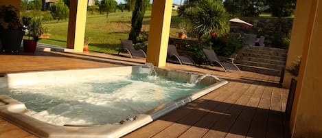 Outdoor spa tub