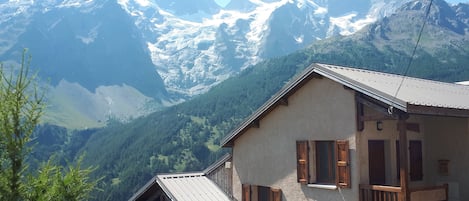 Exterior view of the house with La Meije in the background