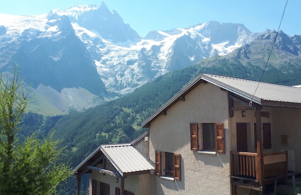 Le chalet avec la vue sur la Meije et le Rateau en arrière-plan