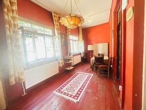 Traditional dining and social room called  "Shushabandi" 