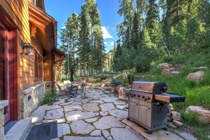Vacation Rentals in Park City at White Pine 129: Outdoor BBQ and dining area