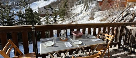 Déjeuner au soleil sur le balcon face à l'Essyna